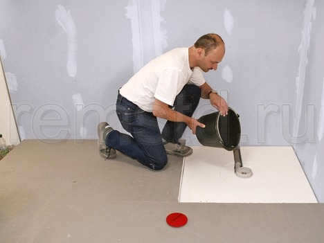 Comment équiper un siphon de sol dans la salle de bain : on équipe une douche sans palette