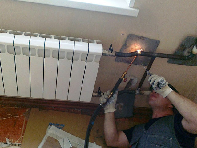 Nous cuisinons des tuyaux par soudure électrique sous un miroir