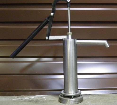 Pompe artisanale pour pomper de l'eau: analyse de 3 options que vous pouvez faire vous-même