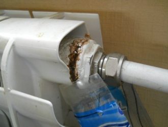 Réparation des radiateurs de chauffage dans l'appartement et des batteries en fonte que faire des fuites et de la fistule sur le tuyau