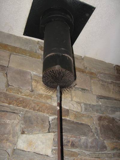 Comment nettoyer la cheminée de la suie de vos propres mains