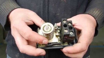 Relais de station de pompage : installation et réglage d'un capteur différentiel de pression d'eau