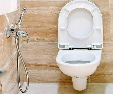 Installation d'une douche hygiénique pour une cuvette de toilettes: options d'installation et exemple de travail