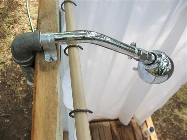 Cabines de douche en bois pour chalets d'été: construire une douche d'été de vos propres mains