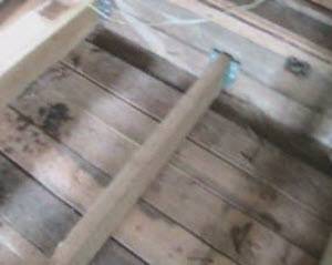 Planchers d'eau chaude sur un plancher en bois: caractéristiques de la pose du système sur une base en bois