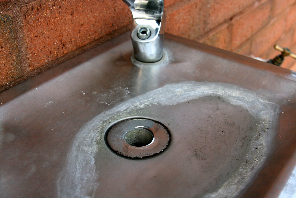 Comment enlever le calcaire sur l'évier à la maison