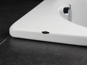 Restauration du revêtement en émail de la baignoire avec de l'acrylique liquide: nous démontons la méthode "pouring"