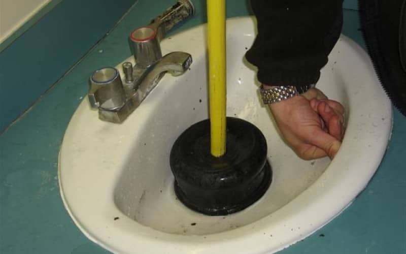 Comment nettoyer soi-même les toilettes si elles sont bouchées ?