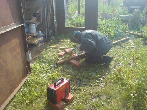 Nous cuisinons des tuyaux par soudure électrique sous un miroir