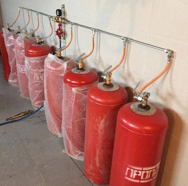 Qu'est-ce qu'un réducteur pour une bouteille de gaz: l'appareil et le fonctionnement de l'appareil avec un régulateur de pression