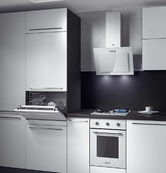 Comment installer une hotte si le tuyau de gaz interfère: instructions de travail