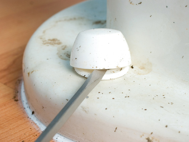 Fixation du couvercle des toilettes : comment retirer l'ancien et installer le nouveau correctement