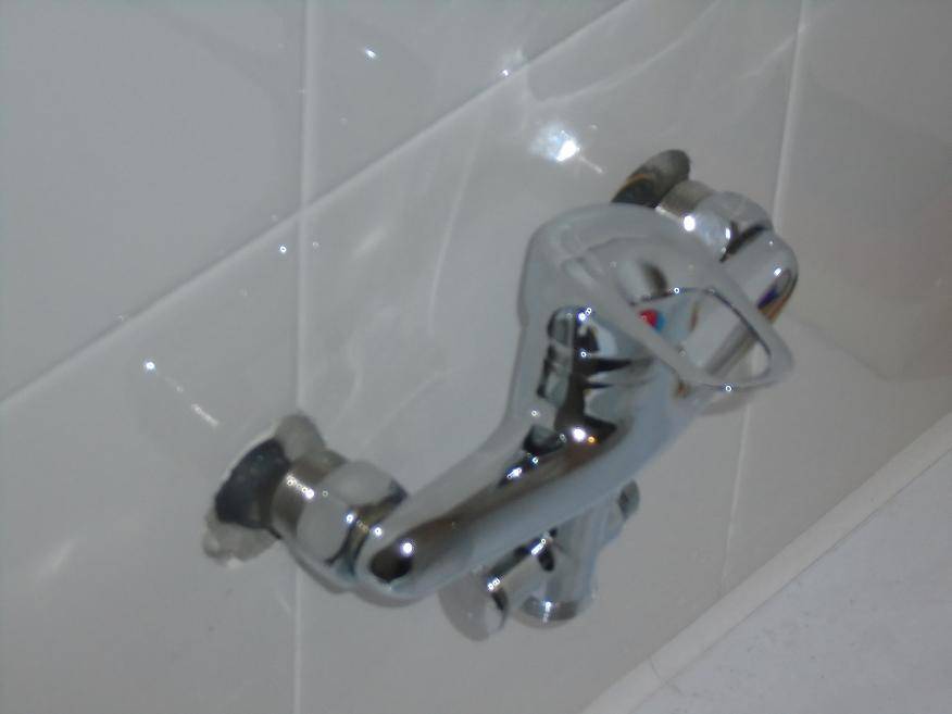 Installer un robinet dans la salle de bain : appareil et guide d'installation étape par étape