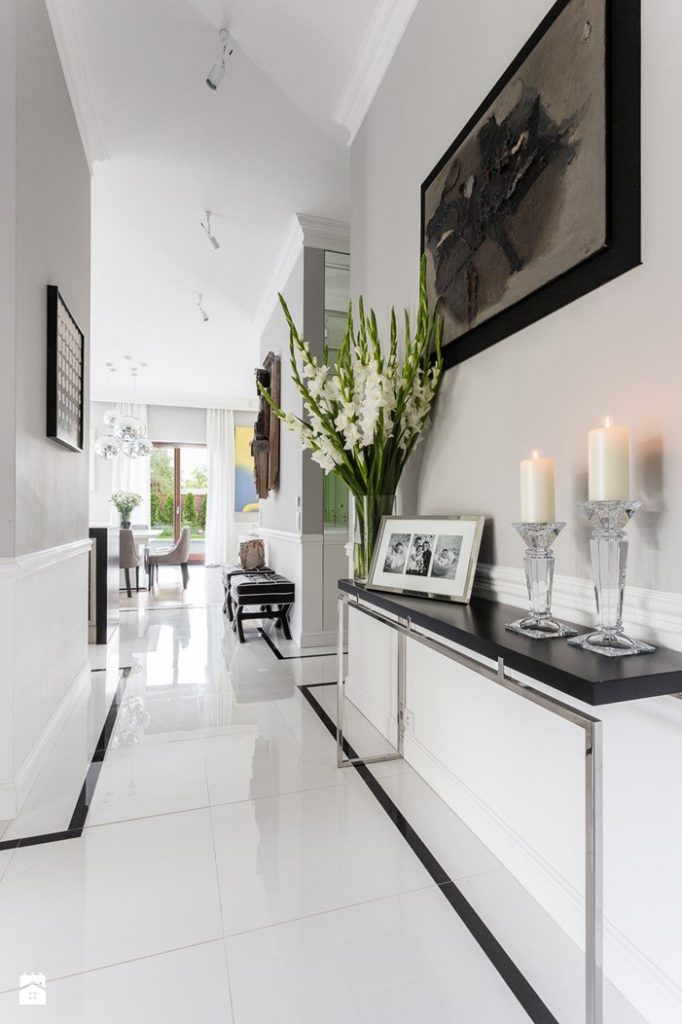 5 façons de sélectionner avec succès des meubles pour agrandir visuellement le couloir