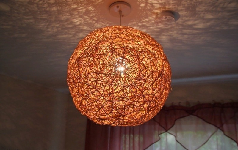 7 façons de fabriquer un lustre design à partir de choses toujours à portée de main