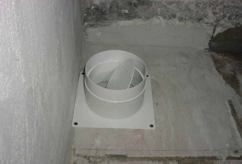 Installation d'une hotte avec clapet anti-retour: les nuances du choix et de l'installation avec de précieux conseils