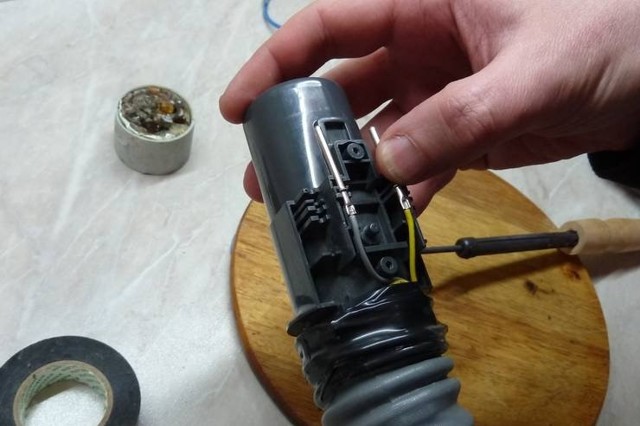 Réparation aspirateur : comment les démonter ? comment réparer le moteur de vos propres mains? que faire si l'aspirateur ne s'allume pas ou n'aspire pas bien la poussière ?