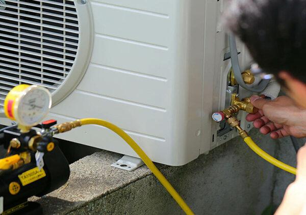 Le dispositif de l'unité intérieure du système split: comment démonter l'équipement pour le nettoyage et la réparation