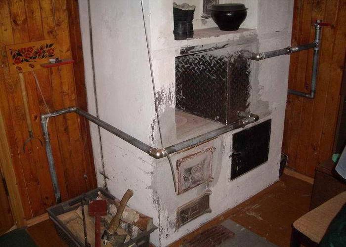 On fait du chauffage au bois chez soi de nos propres mains : tour d'horizon des schémas, enjeux, avantages et inconvénients de chaque système