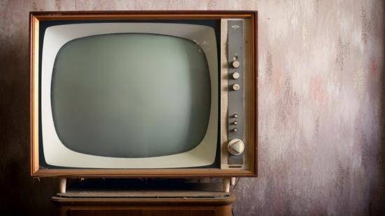 Comment faire un support TV de vos propres mains: options maison populaires