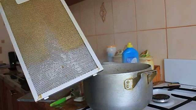 Comment nettoyer la hotte dans la cuisine de la graisse: les moyens et méthodes les plus efficaces