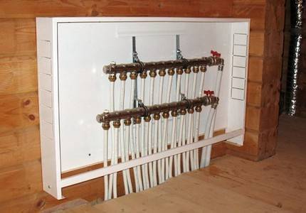 Les principes de l'appareil du système de chauffage du collecteur: qu'est-ce qu'un collecteur et tout sur son agencement