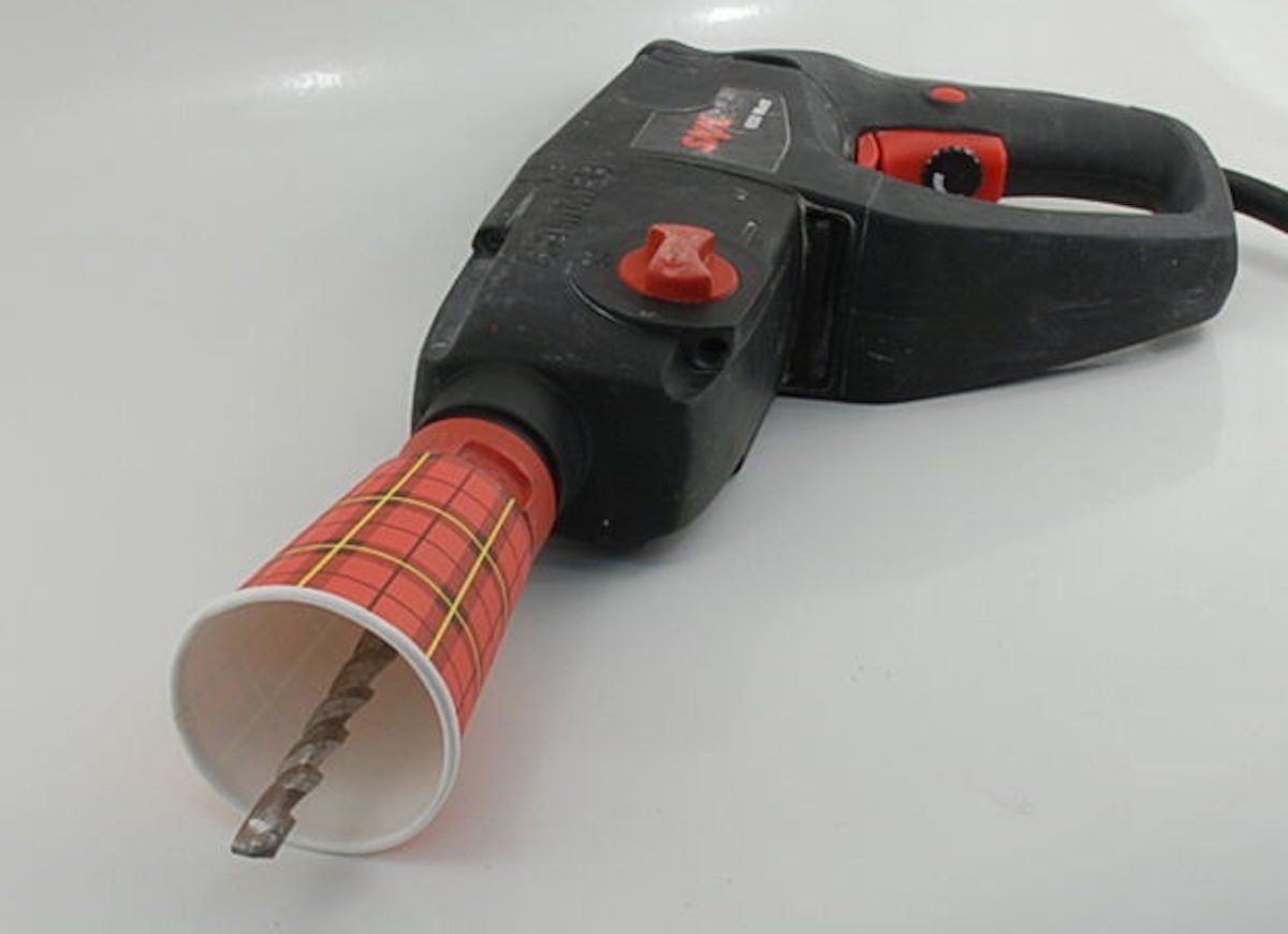 Comment percer un mur ou un plafond sans poussière avec un perforateur ?