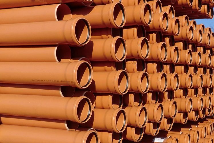 Tuyaux d'égout en plastique : choix du matériau et du diamètre pour une installation intérieure et extérieure