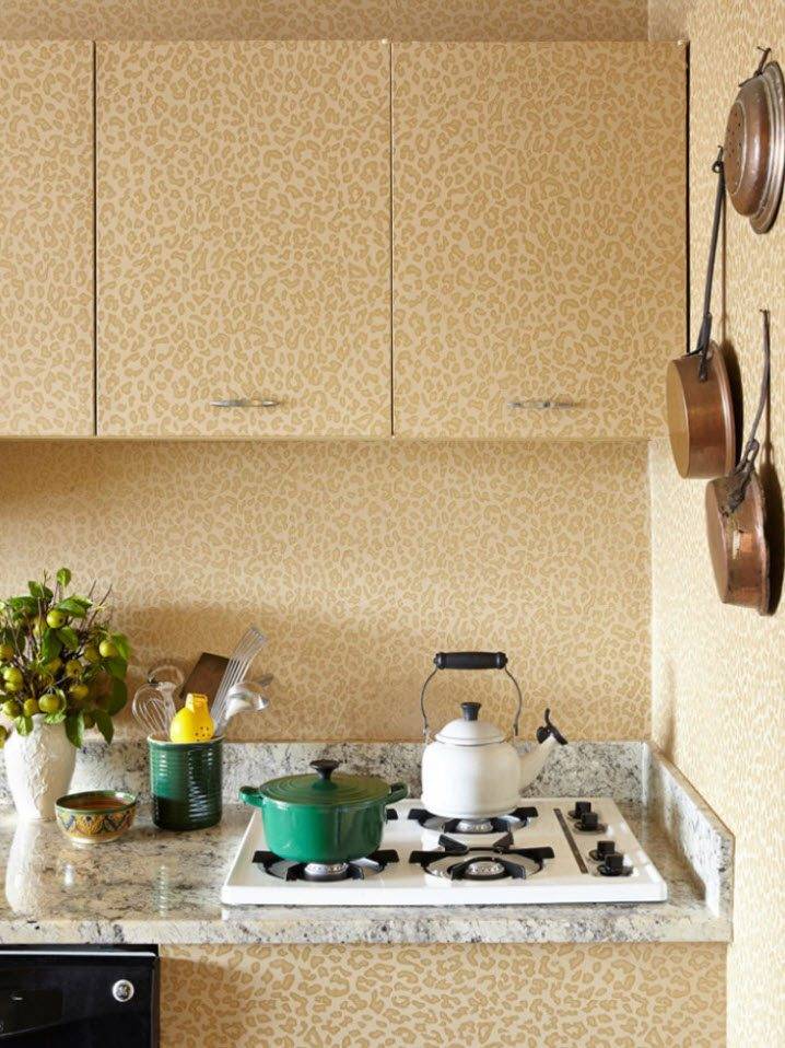 Papier peint pour une petite cuisine moderne : agrandir l'espace et capter la lumière