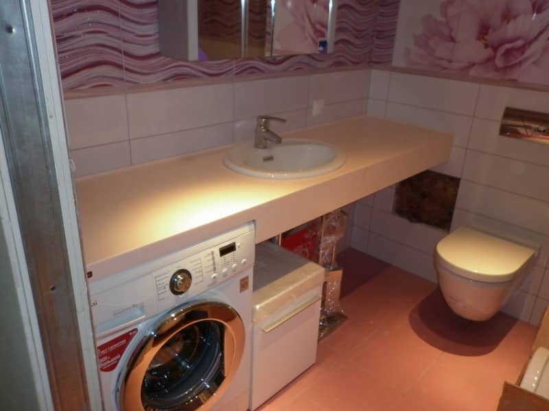 Lavabos de salle de bain avec comptoirs: caractéristiques de choix