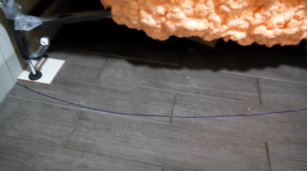 Comment faire un écran pour un bain de carreaux: des moyens d'auto-arrangement