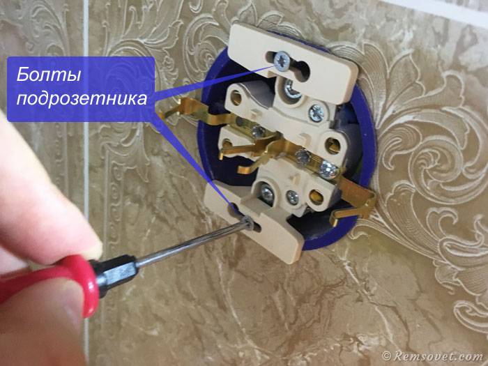 Comment connecter une prise double : installer une prise double dans une prise