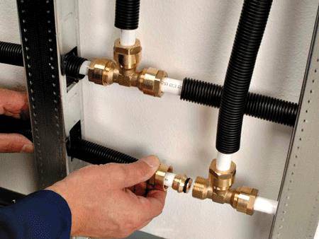 Tout sur les raccords à sertir pour tuyaux métal-plastique : nuances techniques + règles d'installation