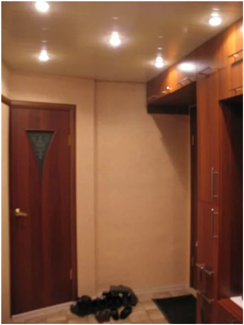 Luminaires dans la salle de bain au plafond: types, principes de placement, nuances d'installation