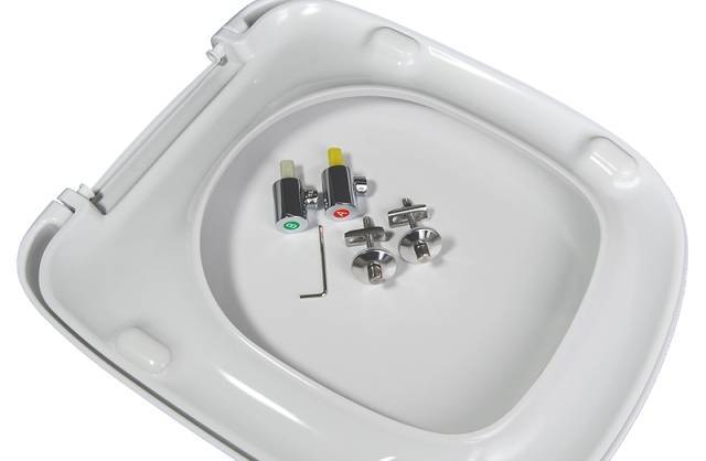 Fixation du couvercle des toilettes : comment retirer l'ancien et installer le nouveau correctement