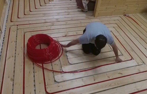 Planchers d'eau chaude sur un plancher en bois: caractéristiques de la pose du système sur une base en bois