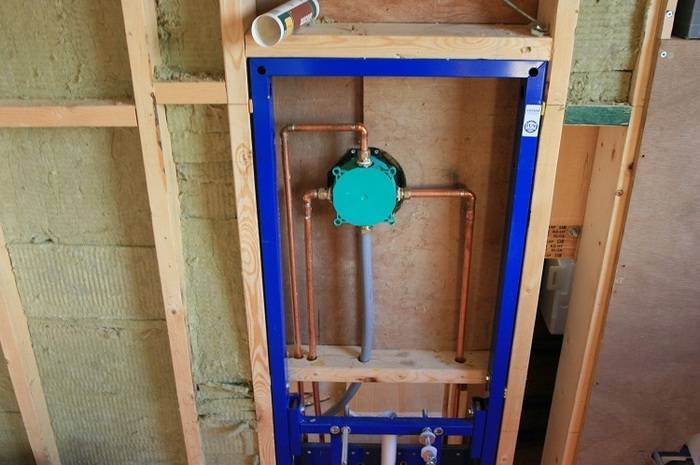 Comment faire une boîte et cacher des tuyaux dans la salle de bain: exemples de travail et conseils utiles