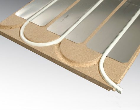 Planchers d'eau chaude sur un plancher en bois: caractéristiques de la pose du système sur une base en bois