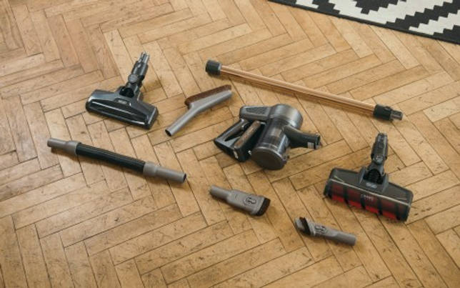 Test de l'aspirateur balai Delonghi XLR18LM R : un appareil élégant et léger pour un nettoyage express