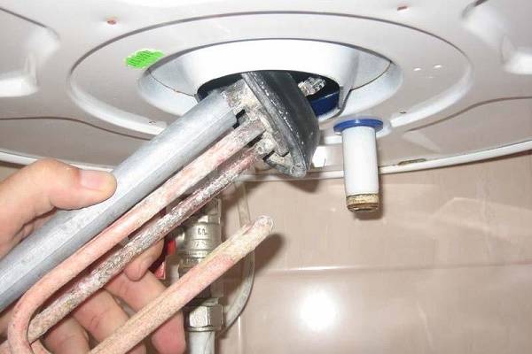 Réparation de chauffe-eau : comment remplacer soi-même un élément chauffant grillé et d'autres pièces