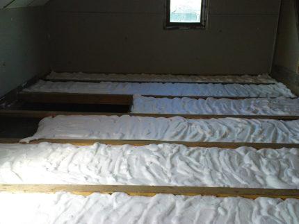 Isolation du sol par des rondins : choix de l'isolation thermique + bilan des meilleurs schémas d'isolation