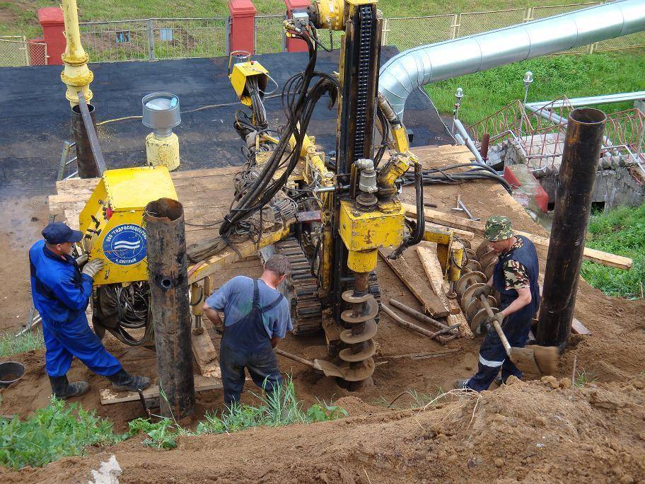Forer un puits avec une écope: un aperçu de la technologie du travail