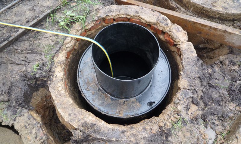 Imperméabilisation d'une fosse septique de l'intérieur à partir d'anneaux en béton (vidéo)