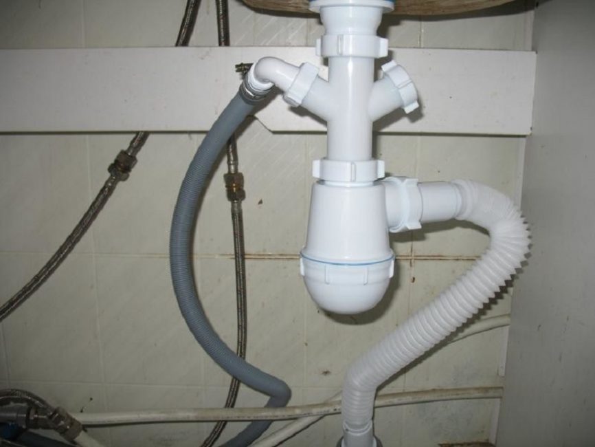 Vidange pour une machine à laver à l'égout - hauteur et règles