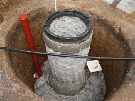 Joint hydraulique pour sceller les fuites dans le béton : scellement des joints dans le puits, entre les anneaux de béton, le joint et le couvercle