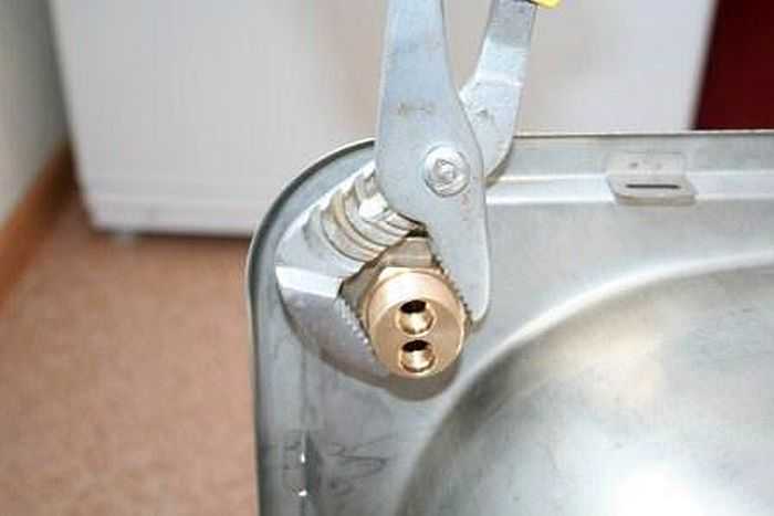 Peut-il y avoir différentes tailles de raccords et d'écrous pour les tuyaux flexibles