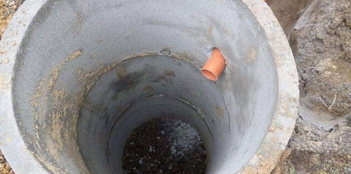 Construction d'une branche d'égout à travers la pièce