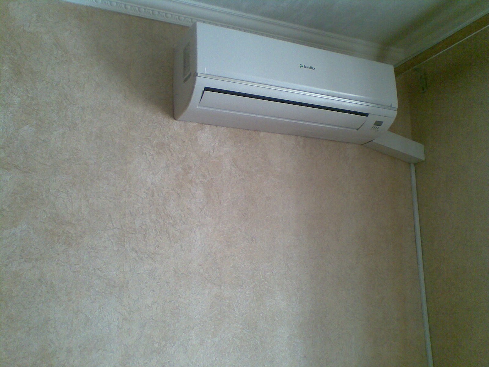 Où puis-je mettre le climatiseur: choisir le meilleur endroit pour l'installation dans une maison privée et dans un appartement