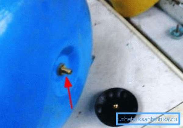 Entretien et réparation d'un accumulateur hydraulique pour les systèmes d'alimentation en eau: règles et méthodes