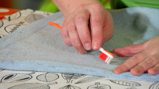 Un outil simple pour enlever le boulochage des vêtements en laine